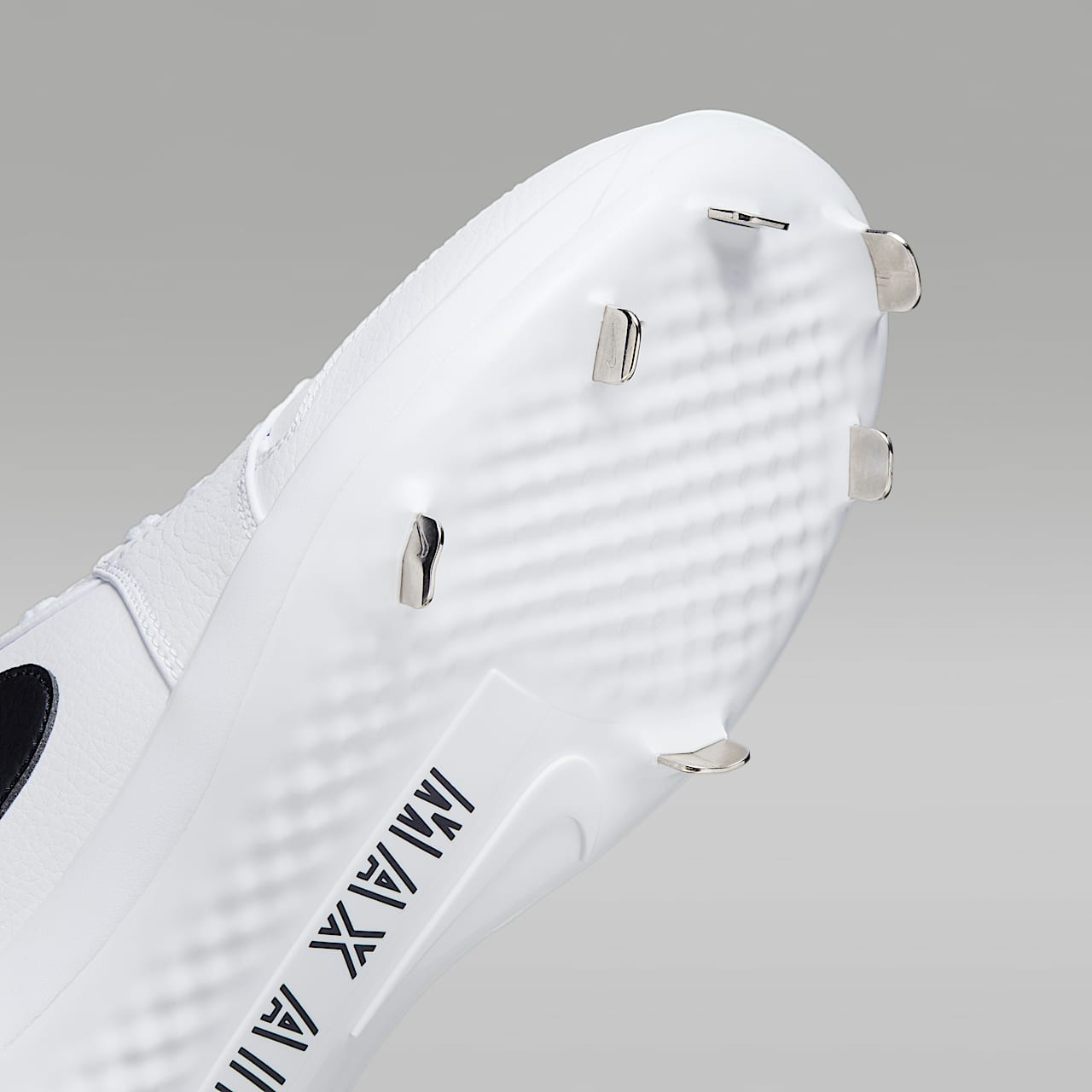 1 Retro Low Metal Baseball Cleats
