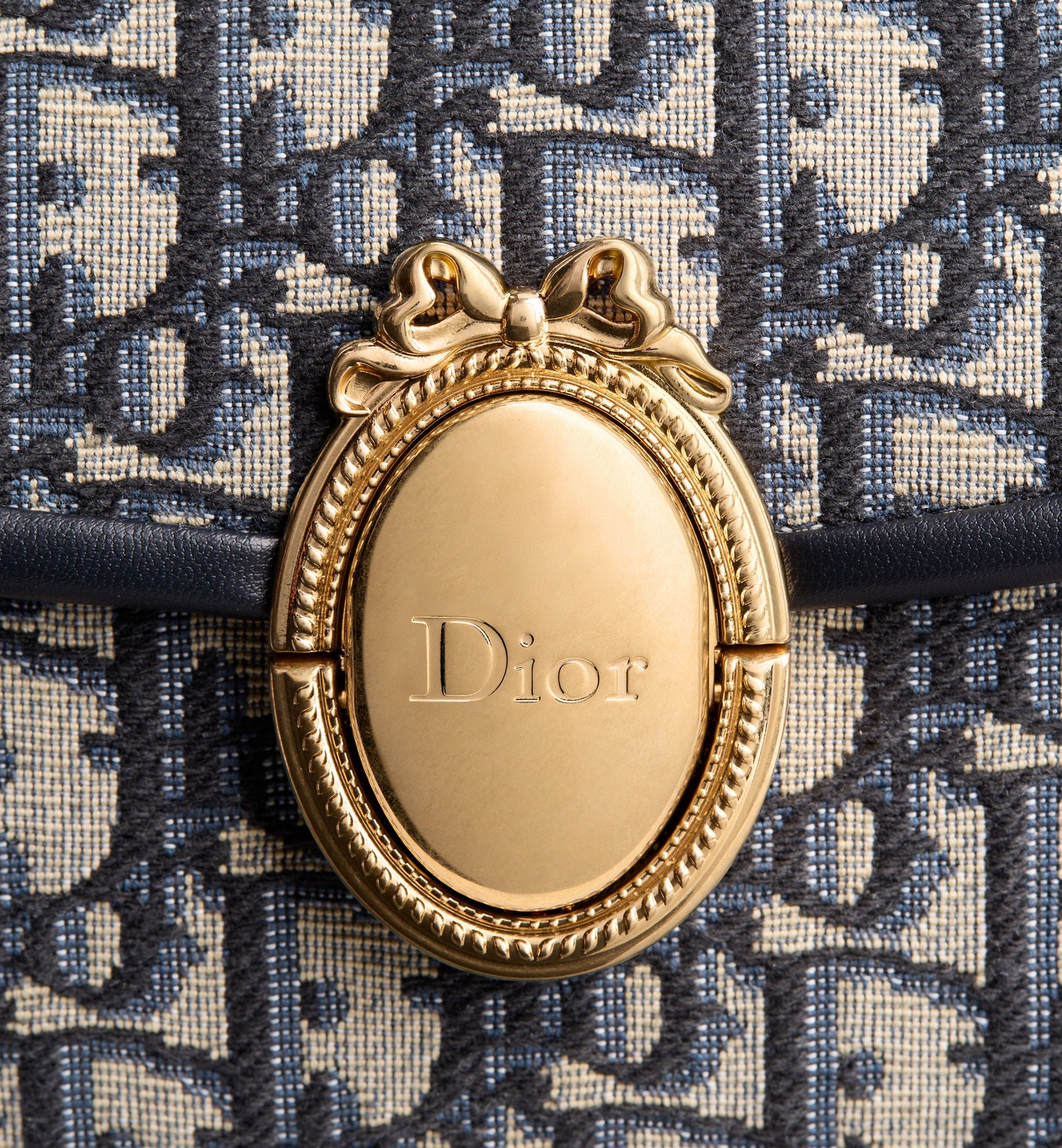 Women's Medium Médaillon Flap Bag With Blue Jacquard And Signature Clasp